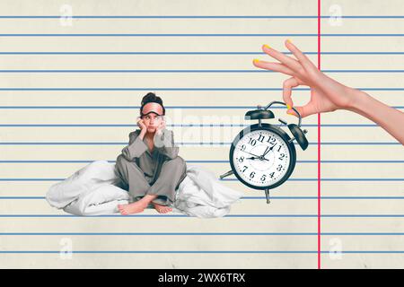 Croquis image composite tendance art collage photo 3D de jeune femme fatiguée porter pyjama se réveiller dans le matin énorme main tenir réveil Banque D'Images