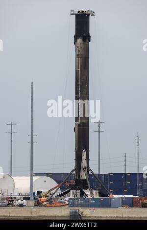 Port Canaveral, États-Unis. 27 mars 2024. Le propulseur de premier étage Falcon 9 déchargé du drone JRTI Port Canaveral Florida de la mission Starlink 6-42. C'est le 3ème booster SpaceX avec dix-neuf vols. Il participe au comté de Brevard, Floride, le 27 mars 2024. (Photo de Scott Schilke/Sipa USA) crédit : Sipa USA/Alamy Live News Banque D'Images