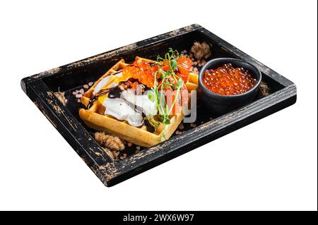 Délicieuse gaufre avec filet de saumon fumé, œuf poché et caviar rouge. Isolé sur fond blanc. Vue de dessus Banque D'Images