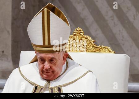 Cité du Vatican, Vatican. 28 mars 2024. Le pape François célèbre la messe du Saint Chrism en conditionnée Basilique de PeterÕs. Crédit : Riccardo de Luca - Actualiser les images/Alamy Live News Banque D'Images