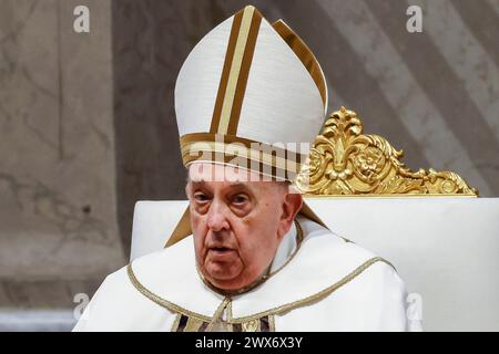 Cité du Vatican, Vatican. 28 mars 2024. Le pape François célèbre la messe du Saint Chrism en conditionnée Basilique de PeterÕs. Crédit : Riccardo de Luca - Actualiser les images/Alamy Live News Banque D'Images