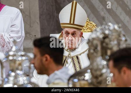 Cité du Vatican, Vatican. 28 mars 2024. Le pape François célèbre la messe du Saint Chrism en conditionnée Basilique de PeterÕs. Crédit : Riccardo de Luca - Actualiser les images/Alamy Live News Banque D'Images