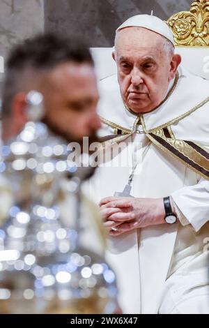 Cité du Vatican, Vatican. 28 mars 2024. Le pape François célèbre la messe du Saint Chrism en conditionnée Basilique de PeterÕs. Crédit : Riccardo de Luca - Actualiser les images/Alamy Live News Banque D'Images