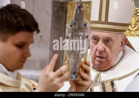 Cité du Vatican, Vatican. 28 mars 2024. Le pape François célèbre la messe du Saint Chrism en conditionnée Basilique de PeterÕs. Crédit : Riccardo de Luca - Actualiser les images/Alamy Live News Banque D'Images