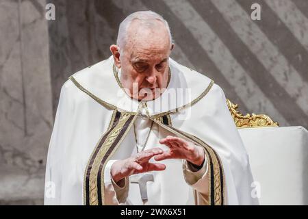 Cité du Vatican, Vatican. 28 mars 2024. Le pape François célèbre la messe du Saint Chrism en conditionnée Basilique de PeterÕs. Crédit : Riccardo de Luca - Actualiser les images/Alamy Live News Banque D'Images