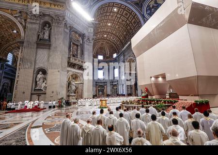 Cité du Vatican, Vatican. 28 mars 2024. Le pape François célèbre la messe du Saint Chrism en conditionnée Basilique de PeterÕs. Crédit : Riccardo de Luca - Actualiser les images/Alamy Live News Banque D'Images