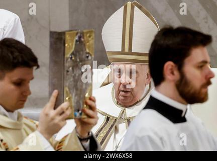 Cité du Vatican, Vatican. 28 mars 2024. Le pape François célèbre la messe du Saint Chrism en conditionnée Basilique de PeterÕs. Crédit : Riccardo de Luca - Actualiser les images/Alamy Live News Banque D'Images