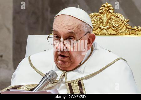 Cité du Vatican, Vatican. 28 mars 2024. Le pape François célèbre la messe du Saint Chrism en conditionnée Basilique de PeterÕs. Crédit : Riccardo de Luca - Actualiser les images/Alamy Live News Banque D'Images