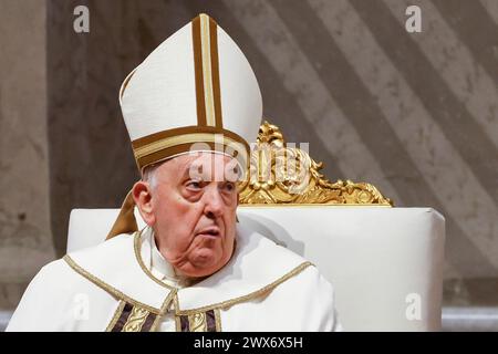 Cité du Vatican, Vatican. 28 mars 2024. Le pape François célèbre la messe du Saint Chrism en conditionnée Basilique de PeterÕs. Crédit : Riccardo de Luca - Actualiser les images/Alamy Live News Banque D'Images