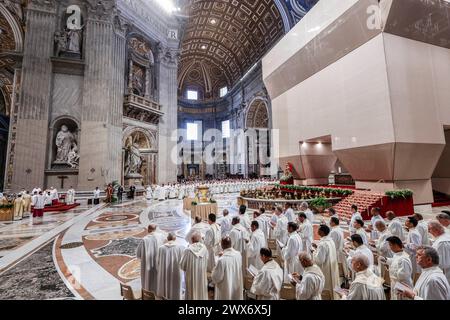 Cité du Vatican, Vatican. 28 mars 2024. Le pape François célèbre la messe du Saint Chrism en conditionnée Basilique de PeterÕs. Crédit : Riccardo de Luca - Actualiser les images/Alamy Live News Banque D'Images