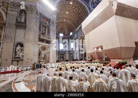 Cité du Vatican, Vatican. 28 mars 2024. Le pape François célèbre la messe du Saint Chrism en conditionnée Basilique de PeterÕs. Crédit : Riccardo de Luca - Actualiser les images/Alamy Live News Banque D'Images