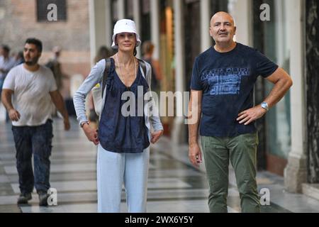 Couple italien via Ugo Bassi, Bologne, Italie. Banque D'Images