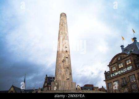 Dome Square à Amsterdam incarne le charme historique et la beauté architecturale, avec son bâtiment de dôme emblématique et son atmosphère animée au cœur du CIT Banque D'Images