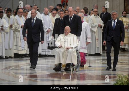 Italie, Rome, Cité du Vatican, 28 mars 2024 : le pape François célèbre la messe du Chrism en signe Basilique Pierre au Vatican photo © Stefano Carofei/Sintesi crédit : AGENZIA SINTESI/Alamy Live News Banque D'Images