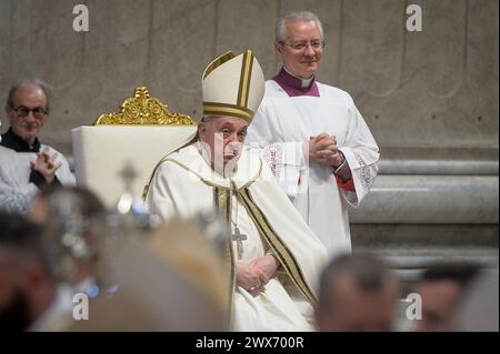 Italie, Rome, Cité du Vatican, 28 mars 2024 : le pape François célèbre la messe du Chrism en signe Basilique Pierre au Vatican photo © Stefano Carofei/Sintesi crédit : AGENZIA SINTESI/Alamy Live News Banque D'Images