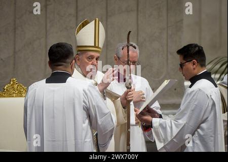 Italie, Rome, Cité du Vatican, 28 mars 2024 : le pape François célèbre la messe du Chrism en signe Basilique Pierre au Vatican photo © Stefano Carofei/Sintesi crédit : AGENZIA SINTESI/Alamy Live News Banque D'Images