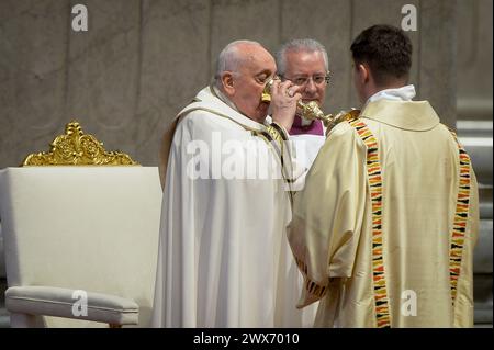 Italie, Rome, Cité du Vatican, 28 mars 2024 : le pape François célèbre la messe du Chrism en signe Basilique Pierre au Vatican photo © Stefano Carofei/Sintesi crédit : AGENZIA SINTESI/Alamy Live News Banque D'Images