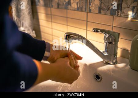 Une femme se lave les mains avec diligence, en prenant des précautions contre le coronavirus et d'autres virus pour maintenir l'hygiène personnelle et la sécurité de la santé. Banque D'Images