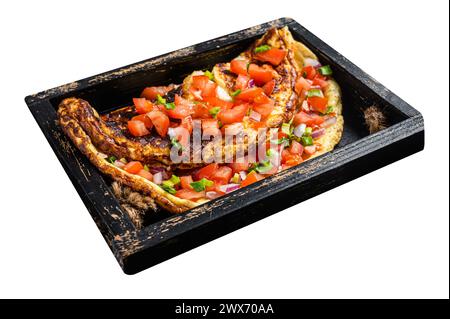 Omelette aux œufs brouillés avec tomates, poivron rouge et oignon. Isolé sur fond blanc. Vue de dessus Banque D'Images