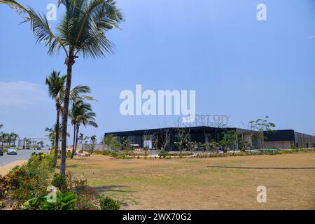 Colombo. 27 mars 2024. Une vue de la ville portuaire de Colombo est vue au Sri Lanka, le 27 mars 2024. La ville portuaire de Colombo, située près du quartier central des affaires de Colombo, est un projet phare considéré comme un modèle de coopération ceinture et route entre la Chine et le Sri Lanka. Crédit : Xu Qin/Xinhua/Alamy Live News Banque D'Images