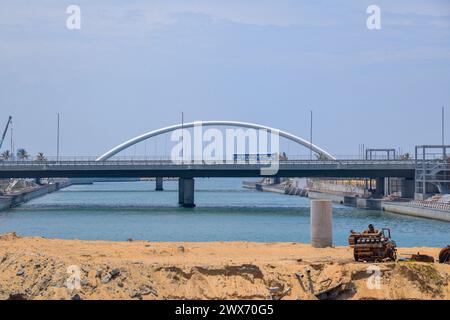 Colombo. 27 mars 2024. Une vue de la ville portuaire de Colombo est vue au Sri Lanka, le 27 mars 2024. La ville portuaire de Colombo, située près du quartier central des affaires de Colombo, est un projet phare considéré comme un modèle de coopération ceinture et route entre la Chine et le Sri Lanka. Crédit : Xu Qin/Xinhua/Alamy Live News Banque D'Images