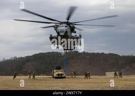U.S. Marines avec le 3rd Landing support Battalion, le 3rd Marine Logistics Group et le Marine Heavy Helicopter Squadron (HMH) 466, le Marine Aircraft Group 36 Banque D'Images