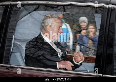 Londres, Royaume-Uni. 28 mars 2024. *** EXCLUSIF *** TARIFS SPÉCIAUX *** APPLICABLES *** 28/03/2024. Londres, Royaume-Uni. Le roi Charles III est vu agiter au public alors qu'il quitte Clarence House à Westminster, dans le centre de Londres. Le roi Charles, qui est actuellement traité pour un cancer, a fait l’éloge de Kate Middleton, la princesse de Galles, après avoir récemment parlé publiquement de son propre diagnostic de cancer. Crédit photo : Ben Cawthra/Sipa USA **PAS DE VENTES au Royaume-Uni** crédit : Sipa USA/Alamy Live News Banque D'Images