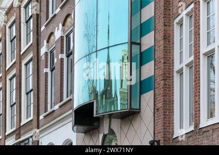 Fenêtres et reflet d'une tour dans l'un d'eux Banque D'Images