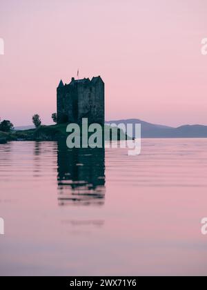 Château Stalker au coucher du soleil à Argyll, Écosse Royaume-Uni. Il est situé sur un îlot de marée sur le Loch Laich, une crique au large du Loch Linnhe. Paysage écossais Banque D'Images