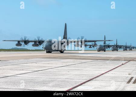Cinq MC-130J Commando IIS affectés au taxi du 1er escadron d'opérations spéciales avant l'événement d'entraînement au vol du troupeau à la base aérienne de Kadena, au Japon Banque D'Images