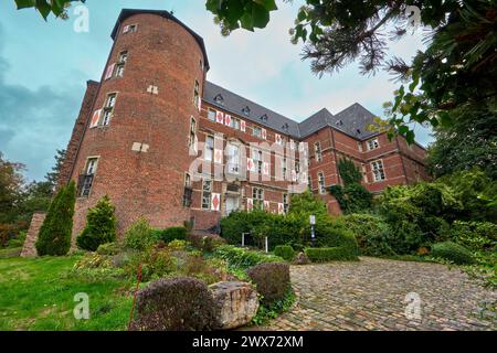 Visite du château de Bedburg en Rhénanie du Nord-Westphalie, Allemagne par un jour de pluie Banque D'Images