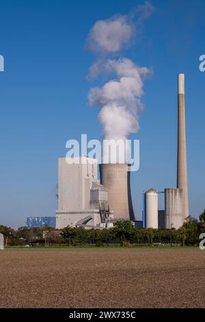 DAS Kraftwerk Mehrum am Mittellandkanal geht am 28.03.2024 vom Netz. DAS Steinkohlekraftwerk guerre AM 01. Augsut 2022 im Zuge der Gaskrise wieder reaktiviert worden und mit einer Ausnahmegenehmigung wieder am Strommarkt. Peine Hohenhameln-Mehrum Niedersachsen Deutschland *** la centrale électrique de Mehrum sur le canal de Mittelland sera retirée du réseau le 28 mars 2024 la centrale électrique à charbon dur a été réactivée le 1er août 2022 à la suite de la crise du gaz et a été réintégrée au marché de l'électricité avec un résultat exceptionnel permis peine Hohenhameln Mehrum basse-Saxe Allemagne Banque D'Images
