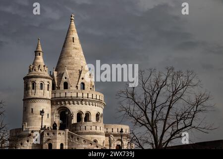 Bastion des pêcheurs à Budapest (hongrois : Halszbstya), structure avec sept tours représentant les tribus magyares, une pierre précieuse néo-romane Banque D'Images