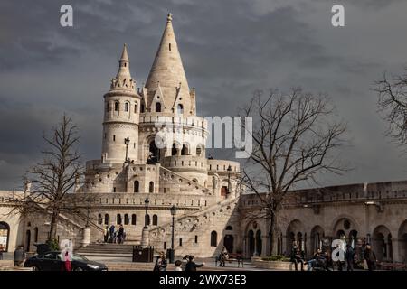 Bastion des pêcheurs à Budapest (hongrois : Halszbstya), structure avec sept tours représentant les tribus magyares, une pierre précieuse néo-romane Banque D'Images