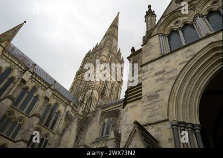 Colour Salisbury Cathedral , architecture gothique médiévale, West Door & la plus haute flèche de Grande-Bretagne, Wiltshire, Royaume-Uni Banque D'Images