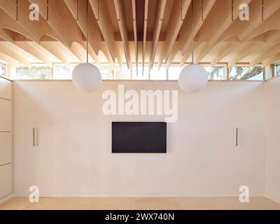 Intérieur de moyeu avec plafond ondulé. Pitzhanger Hub, Londres, Royaume-Uni. Architecte : JO Townshend, 2023. Banque D'Images