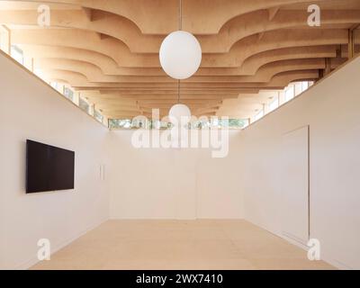 Intérieur de moyeu avec plafond ondulé. Pitzhanger Hub, Londres, Royaume-Uni. Architecte : JO Townshend, 2023. Banque D'Images