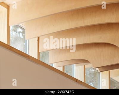 Détail des ailettes de plafond ondulées en contreplaqué. Pitzhanger Hub, Londres, Royaume-Uni. Architecte : JO Townshend, 2023. Banque D'Images