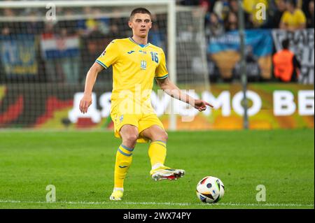 WROCLAW, POLOGNE - 26 MARS 2024 : qualifications pour l'UEFA Euro 2024. Match final Ukraine - Islande 2:1. En action Vitaliy Mykolenko. Banque D'Images