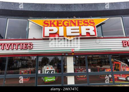 Signe de Skegness Pier, Skegness, Lincolnshire, Royaume-Uni, Angleterre, Skegness Pier, signe, avant, arcade, divertissements, Skegness amusements, panneau, bâtiment, entrée Banque D'Images