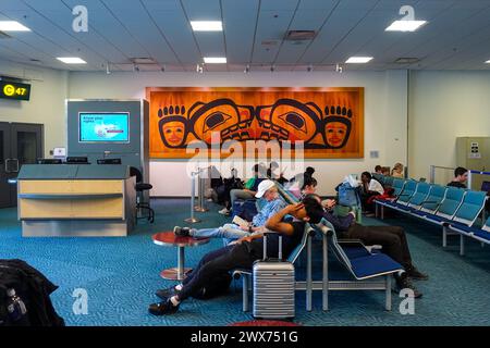 passagers attendant à une porte d'embarquement à l'intérieur du terminal de l'aéroport international de vancouver à vancouver, c.-b., canada Banque D'Images