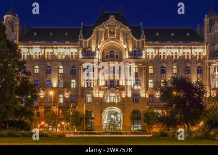 Hongrie, Budapest, le palais de Gresham est un exemple d'architecture Art Nouveau. Achevé en 1906 comme immeuble de bureaux et d'appartements, il est aujourd'hui th Banque D'Images