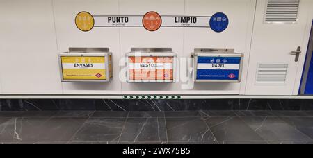 Bacs de recyclage à la station de métro Madrid Avenida America. Banque D'Images
