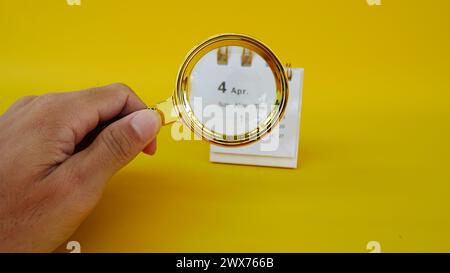 Calendrier d'avril 2024 à l'intérieur d'une loupe. Banque D'Images