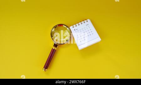 Calendrier d'avril 2024 à l'intérieur d'une loupe. Banque D'Images
