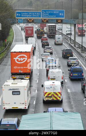 Sandwell Valley Park, le 28 mars 2024 - un trafic congestionné s'est formé sur la chaussée en direction du nord de la M5 qui se divise vers le nord et le sud de la M6 près de Birmingham jeudi après-midi alors que des milliers de vacanciers prenaient les routes pour le congé de la Banque de Pâques malgré de fortes pluies et des vents forts de tempête Nelson. Plusieurs caravanes et camping-cars ont été repérés parmi les conducteurs frustrés. Crédit : arrêtez Press Media/Alamy Live News Banque D'Images