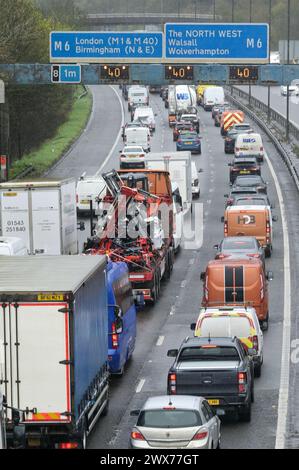 Sandwell Valley Park, le 28 mars 2024 - un trafic congestionné s'est formé sur la chaussée en direction du nord de la M5 qui se divise vers le nord et le sud de la M6 près de Birmingham jeudi après-midi alors que des milliers de vacanciers prenaient les routes pour le congé de la Banque de Pâques malgré de fortes pluies et des vents forts de tempête Nelson. Plusieurs caravanes et camping-cars ont été repérés parmi les conducteurs frustrés. Crédit : arrêtez Press Media/Alamy Live News Banque D'Images