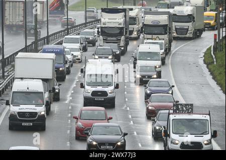 Sandwell Valley Park, le 28 mars 2024 - un trafic congestionné s'est formé sur la chaussée en direction du nord de la M5 qui se divise vers le nord et le sud de la M6 près de Birmingham jeudi après-midi alors que des milliers de vacanciers prenaient les routes pour le congé de la Banque de Pâques malgré de fortes pluies et des vents forts de tempête Nelson. Plusieurs caravanes et camping-cars ont été repérés parmi les conducteurs frustrés. Crédit : arrêtez Press Media/Alamy Live News Banque D'Images