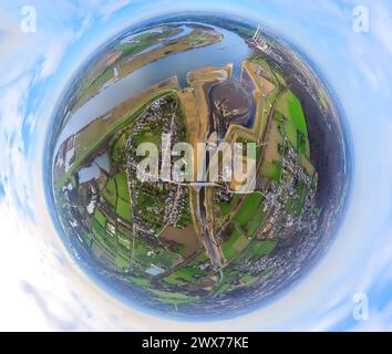 Luftbild, Neue Emschermündung und Fluss Rhein, blaue Brücke Hagelstraße, Emscherdeich mit gebrochenem Damm an der Emschermündung und zerstörte fehlende Eisenbahnbrücke, Erdkugel, Fisheye Aufnahme, Fischaugen Aufnahme, 360 Grad Aufnahme, petit monde, petite planète, fisheye Bild, Möllen, Dinslaken, Niederrhein, Nordrhein-Westfalen, Deutschland ACHTUNGxMINDESTHONORARx60xEURO *** vue aérienne, nouvel estuaire Emscher et Rhin, pont bleu Hagelstraße, digue Emscher avec barrage brisé à l'estuaire Emscher et pont ferroviaire manquant détruit, globe, image fisheye, image fisheye, image 360 degrés, t Banque D'Images