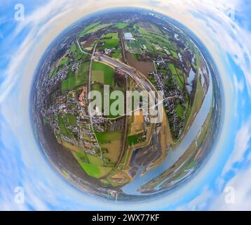 Luftbild, Neue Emschermündung und Fluss Rhein, blaue Brücke Hagelstraße, Emscherdeich mit gebrochenem Damm an der Emschermündung und zerstörte fehlende Eisenbahnbrücke, Erdkugel, Fisheye Aufnahme, Fischaugen Aufnahme, 360 Grad Aufnahme, petit monde, petite planète, fisheye Bild, Möllen, Dinslaken, Niederrhein, Nordrhein-Westfalen, Deutschland ACHTUNGxMINDESTHONORARx60xEURO *** vue aérienne, nouvel estuaire Emscher et Rhin, pont bleu Hagelstraße, digue Emscher avec barrage brisé à l'estuaire Emscher et pont ferroviaire manquant détruit, globe, image fisheye, image fisheye, image 360 degrés, t Banque D'Images